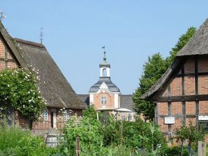 Bauerngarten mit Blick auf das Torhaus 