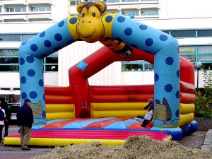 Kinderunterhaltung auf dem Marktplatz